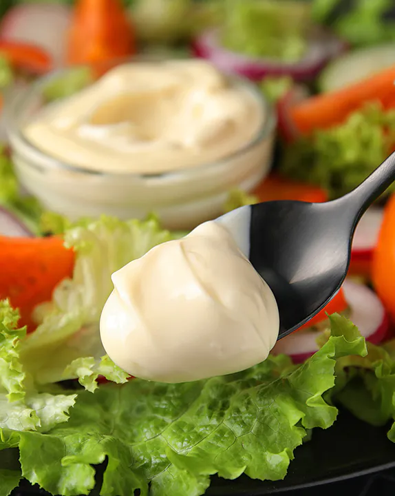 მაიონეზი კოვზზე, ბოსტნეულის სალათთან — Mayonnaise on a spoon with vegetable salad