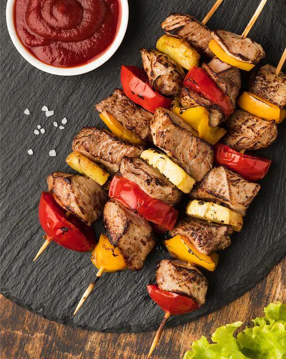 მწვადი ბოსტნეულით და კეტჩუპით — Grilled skewers with vegetables and ketchup